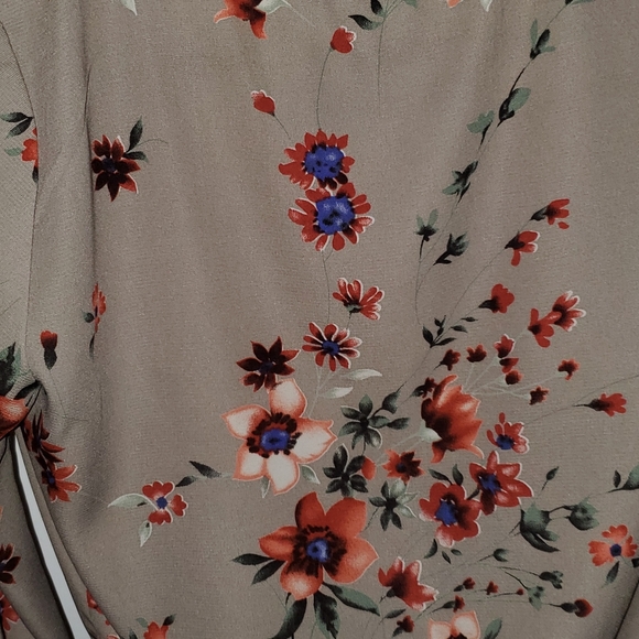 Fall Themed V-Cut Blouse - Picture 4 of 5